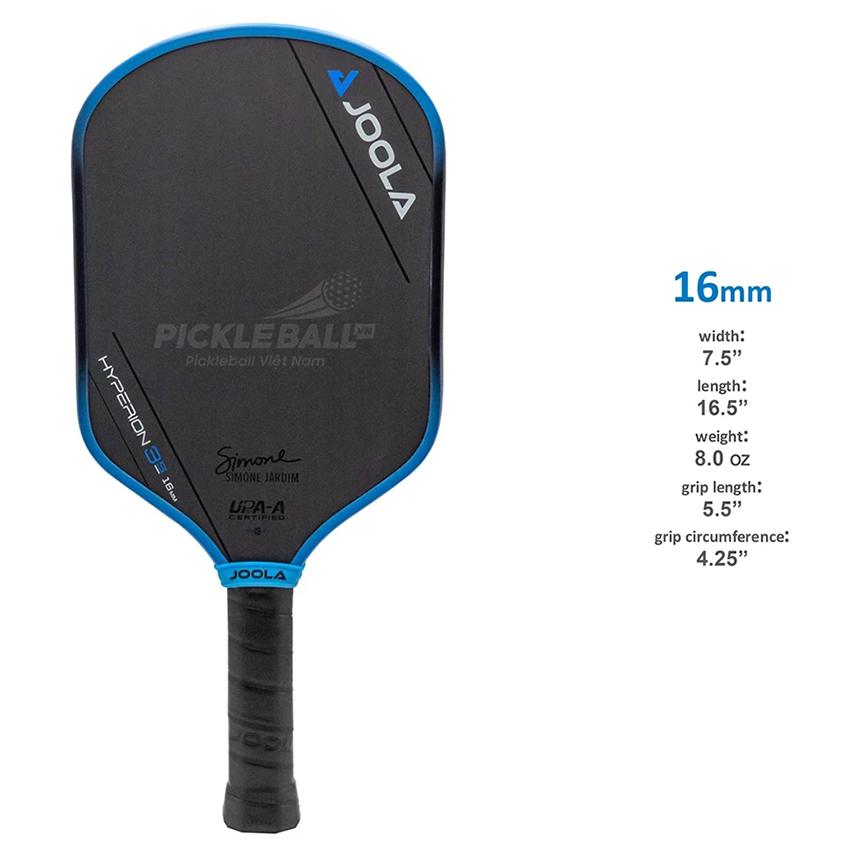 Joola Simone Jardim Hyperion 3S 16mm nổi bật với thiết kế hiện đại và công nghệ tiên tiến, thể hiện dấu ấn của Simone Jardim, một trong những vận động viên pickleball hàng đầu thế giới. Với kích thước tiêu chuẩn 41.91 cm x 19.05 cm và hình dạng Aero Curve, vợt mang lại sự linh hoạt và khả năng kiểm soát tốt cho các cú đánh. Bề mặt carbon tích điện không chỉ tăng cường độ bền mà còn cung cấp độ ma sát tốt cho những pha spin chính xác. Lõi Honeycomb Polymer giúp phân phối lực đều, tạo độ ổn định và hấp thụ sốc vượt trội, cho phép người chơi duy trì độ chính xác và sự nhanh nhẹn trong các cú đánh. Với độ dày 16mm, vợt cung cấp khả năng chơi bóng chắc chắn, lý tưởng cho những pha bóng mượt mà. Trọng lượng khoảng 226.7 gram giúp kiểm soát tốt trong các pha nhanh, đồng thời giảm nguy cơ mỏi tay. Tay cầm dài 13.97 cm tạo điểm tựa chắc chắn, hỗ trợ cả những cú đánh bằng hai tay. Với màu đen và xanh dương, thiết kế vừa mạnh mẽ vừa hiện đại không chỉ thể hiện sự thanh lịch mà còn mang lại cảm giác tươi mới, giúp người chơi tự tin hơn trên sân.