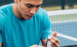 Tối ưu cán vợt Pickleball cho khí hậu nóng ẩm: Hướng dẫn chọn và thay thế overgrip chống trơn