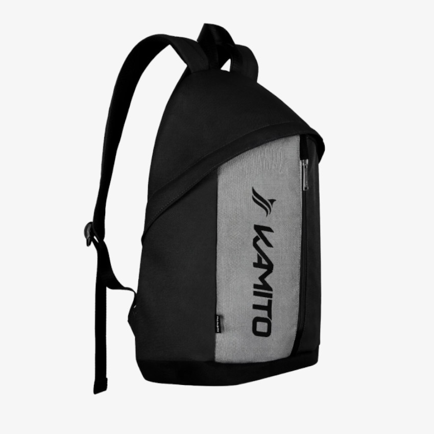 Balo Thể Thao Kamito Cool 14 Kích thước tổng thể: 47 x 27 x 17,5cm Chất liệu: Polyester 900PU Thiết kế: Gồm 3 ngăn (1 ngăn chính, 1 ngăn phụ và 1 ngăn khóa kéo) Quai xách: bản lớn, tiện dụng, dễ dàng sử dụng khi di chuyển Màu sắc: Đen - Xám - Xanh lá ƯU ĐIỂM BALO THỂ THAO KAMITO COOL Kích thước: Kích thước 47 x 27 x 17,5 cm mang đến không gian chứa đồ rộng rãi nhưng vẫn giữ tổng thể gọn gàng, phù hợp để sử dụng khi đi học, đi làm, tập luyện hoặc di chuyển hằng ngày. Thiết kế: Balo được bố trí ngăn chính rộng, ngăn laptop riêng và ngăn khóa kéo phía trước, giúp người dùng dễ dàng sắp xếp laptop, điện thoại, ví và các phụ kiện nhỏ một cách khoa học, thuận tiện khi sử dụng. Chất liệu: Sử dụng vải Polyester 900PU, nổi bật với độ bền cao, bề mặt chắc chắn và khả năng giữ phom tốt trong quá trình sử dụng. Chất liệu phù hợp với nhu cầu di chuyển thường xuyên, đồng thời dễ vệ sinh và giúp balo duy trì vẻ ngoài gọn gàng, bền đẹp theo thời gian. Quai đeo: Được bổ sung lớp đệm êm, giúp giảm áp lực lên vai và tăng cảm giác thoải mái khi mang nhiều đồ hoặc phải di chuyển thường xuyên Phong cách thiết kế: Kiểu dáng thể thao hiện đại với các mảng phối màu khỏe khoắn cùng logo Kamito cỡ lớn chạy dọc mặt trước, tạo điểm nhấn nhận diện nổi bật. Ba lựa chọn Đen, Xám và Xanh lá giúp sản phẩm dễ phù hợp với nhiều phong cách sử dụng khác nhau. Tính năng: Kamito Cool hướng đến tính đa dụng, đáp ứng linh hoạt nhu cầu không chỉ của người chơi thể thao, mà còn phù hợp cho học sinh và nhân viên văn phòng. Hệ thống ngăn chứa hợp lý cùng thiết kế quai và mặt lưng êm, thoáng giúp balo phù hợp với người thường xuyên di chuyển và mang theo nhiều vật dụng cá nhân.