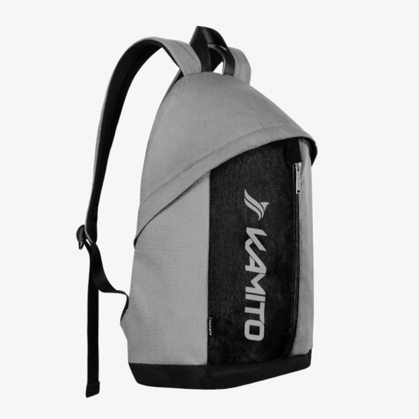 Balo Thể Thao Kamito Cool 11 Kích thước tổng thể: 47 x 27 x 17,5cm Chất liệu: Polyester 900PU Thiết kế: Gồm 3 ngăn (1 ngăn chính, 1 ngăn phụ và 1 ngăn khóa kéo) Quai xách: bản lớn, tiện dụng, dễ dàng sử dụng khi di chuyển Màu sắc: Đen - Xám - Xanh lá ƯU ĐIỂM BALO THỂ THAO KAMITO COOL Kích thước: Kích thước 47 x 27 x 17,5 cm mang đến không gian chứa đồ rộng rãi nhưng vẫn giữ tổng thể gọn gàng, phù hợp để sử dụng khi đi học, đi làm, tập luyện hoặc di chuyển hằng ngày. Thiết kế: Balo được bố trí ngăn chính rộng, ngăn laptop riêng và ngăn khóa kéo phía trước, giúp người dùng dễ dàng sắp xếp laptop, điện thoại, ví và các phụ kiện nhỏ một cách khoa học, thuận tiện khi sử dụng. Chất liệu: Sử dụng vải Polyester 900PU, nổi bật với độ bền cao, bề mặt chắc chắn và khả năng giữ phom tốt trong quá trình sử dụng. Chất liệu phù hợp với nhu cầu di chuyển thường xuyên, đồng thời dễ vệ sinh và giúp balo duy trì vẻ ngoài gọn gàng, bền đẹp theo thời gian. Quai đeo: Được bổ sung lớp đệm êm, giúp giảm áp lực lên vai và tăng cảm giác thoải mái khi mang nhiều đồ hoặc phải di chuyển thường xuyên Phong cách thiết kế: Kiểu dáng thể thao hiện đại với các mảng phối màu khỏe khoắn cùng logo Kamito cỡ lớn chạy dọc mặt trước, tạo điểm nhấn nhận diện nổi bật. Ba lựa chọn Đen, Xám và Xanh lá giúp sản phẩm dễ phù hợp với nhiều phong cách sử dụng khác nhau. Tính năng: Kamito Cool hướng đến tính đa dụng, đáp ứng linh hoạt nhu cầu không chỉ của người chơi thể thao, mà còn phù hợp cho học sinh và nhân viên văn phòng. Hệ thống ngăn chứa hợp lý cùng thiết kế quai và mặt lưng êm, thoáng giúp balo phù hợp với người thường xuyên di chuyển và mang theo nhiều vật dụng cá nhân.